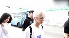男团NCT很帅气朝气蓬勃，笑起来帅呆了