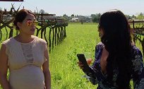 布瑞不满无法品尝自家美酒 妮琪亲身示范另类品酒方式