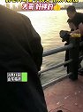 山东临沂：女子轻生跳河，好心大哥奋不顾身与众人救援