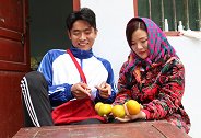 妈妈和千万一起吃橘子，千万嫌小的太酸了，妈妈说酸的榨果汁喝