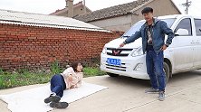 美女碰瓷遇二货，根本不吃她这套，猛踩油门往上撞，真豪横