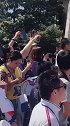 陈赫在线下人气很高，粉丝成群结队来看他，陈赫礼貌回应