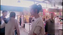 杨烁老婆王黎雯菜市买菜，上演菜场版《十万个为什么》，太逗了