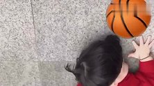 萌娃本想在自己喜欢的人面前表演一番，不料却翻车了，画面太搞笑