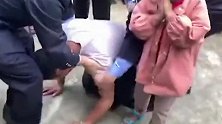 这一幕，看得想哭！丽江被抱走3岁男孩父亲跪谢警察