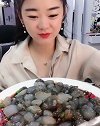 小姐姐大口生呛泥螺，蘸着自制小米椒酱汁，网友真过瘾！