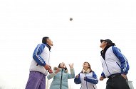 师生玩砸沙包，不料老师是个“接包”高手，学渣却把队友都气走了