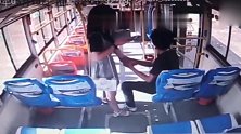 福建一男子公交上伸咸猪手 被害人怒斥挣扎均无果