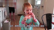 弟弟吃饭时闹情绪，萌娃姐姐赶紧来哄，画面好玩了