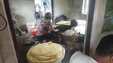 诸城特产手工香酥煎饼,大妈摊煎饼的技术,真是太好了