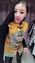 燕姐在家一人晃悠，这款黄马褂很是流行