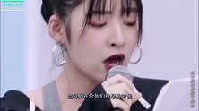 秦牛正威唱RAP，镜头无意拍到乃万，表情太真实