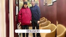 何超莲陪母亲做理疗，素颜出镜骨相优越状态真实，71岁三太穿搭显年轻