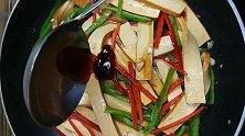 家常小炒豆干的做法，简单实惠又下饭，出锅比红烧肉还香！