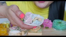 小姐姐吃花瓣造型的甜点，如此精美真舍不得下口呢