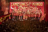 西班牙男篮世界杯夺冠庆典全纪录：上万西班牙群众到场疯狂庆祝