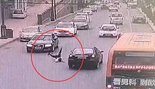 惊魂！甘肃一男孩“鬼探头”横冲马路被撞倒 飞插对向小车车底