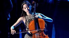 欧阳娜娜穿深V衬衫裙秀知性 长发披肩不失少女感