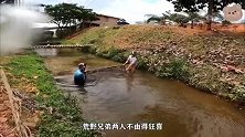 河沟里突然有巨物跃起，小哥果断拿起抄网，最后竟有意外收获？