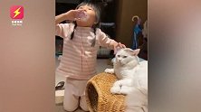笑翻！萌娃拿传声筒对猫咪耳朵唱歌，猫咪脸上写满“生无可恋”