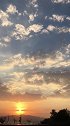自由自在地走在夕阳下