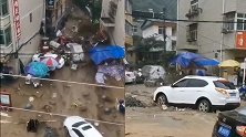 暴雨致陇南康县县城遭遇洪水 街头车辆被大水直接“挪走”