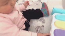妈妈一玩宝宝的玩具宝宝就扔妈妈好难宝宝一笑妈妈就挺知足