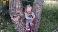 妈妈半天没看见闺女，最后发现闺女被卡在一棵树上，宝：好尴尬