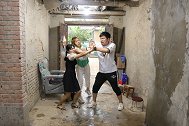 农村小伙好心帮邻居修房子，没想到下雨还是漏水，这下好戏开始了