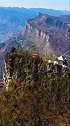 贵州险峻山顶，脊梁上有房子，何方高人在此居住