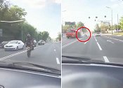 印度：一男子骑摩托玩特技时失控撞上油罐车