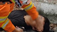 广东东莞：醉酒男睡马路捂化沥青粘住头，消防出手相“剪”