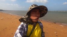 海边风浪大小伙去赶海捡海货，结果在海边发现一条大鱼，太过瘾了