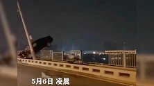 轿车撞断武汉长江大桥护栏