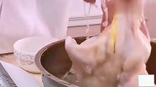 广东美食：“白斩鸡”何师教你做一个，地道的白切鸡！