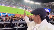 何润东观战苏超宿迁队比赛和球迷合影