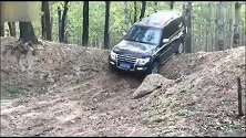 复杂的地形让越野车的性能暴露无遗，看看丰田帕杰罗表现怎么样