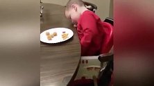 小男孩各种打瞌睡啊，看来是昨天玩的太尽兴，睡得晚了！