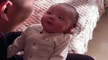 刚出生20天的宝宝，和爸爸聊天的样子，可爱极了！