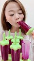 爱吃冰的姑娘，今天吃创意小棒冰，很解渴！