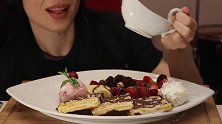 华夫饼配冰淇淋球、水果、奶油、巧克力酱，看起来就甜腻腻呀