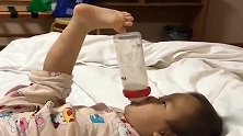 10个月的宝宝自己喝奶，眼前这一幕，原谅我没忍住！