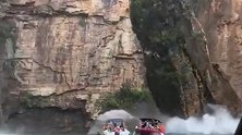 巴西：5米巨石突然坠落砸中3艘游船