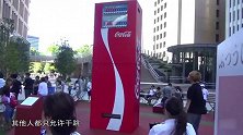 日本“奇葩售卖机”，按钮最低3米高，跳的高就能免费喝可乐！