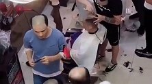 来这理发十元一次，只理秃头，现场的顾客真是很多啊！