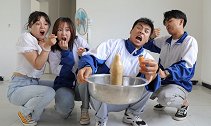 趣味挑战：学渣挑战嘴含可乐吃曼妥思，不料却遭到全班围攻，有趣