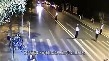 深夜五名交警拦车检查，没想到司机猛踩油门冲了过去！