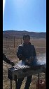 自驾新疆第八天，新在路边吃个烧烤，六块钱一串