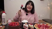 胖妹吃草莓蛋糕，再加点奶油和巧克力酱，还嫌不够胖