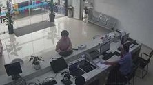浙江温州：女子戴着耳机办业务，小姐姐一声喊为她保住29万